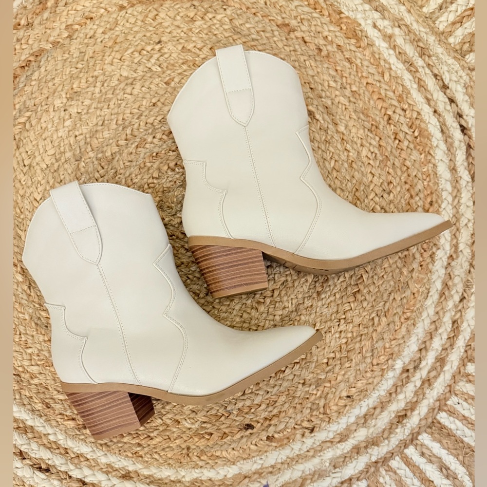 🌾 Cowgirl Boots in White